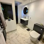 Stylish, Modern Cardiff Home, Perfect For Groups And Families
