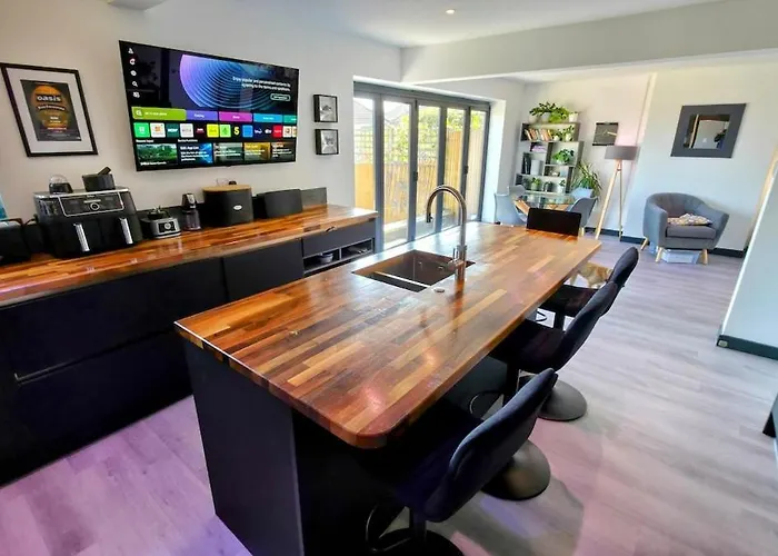 Stylish, Modern Cardiff Home, Perfect For Groups And Families