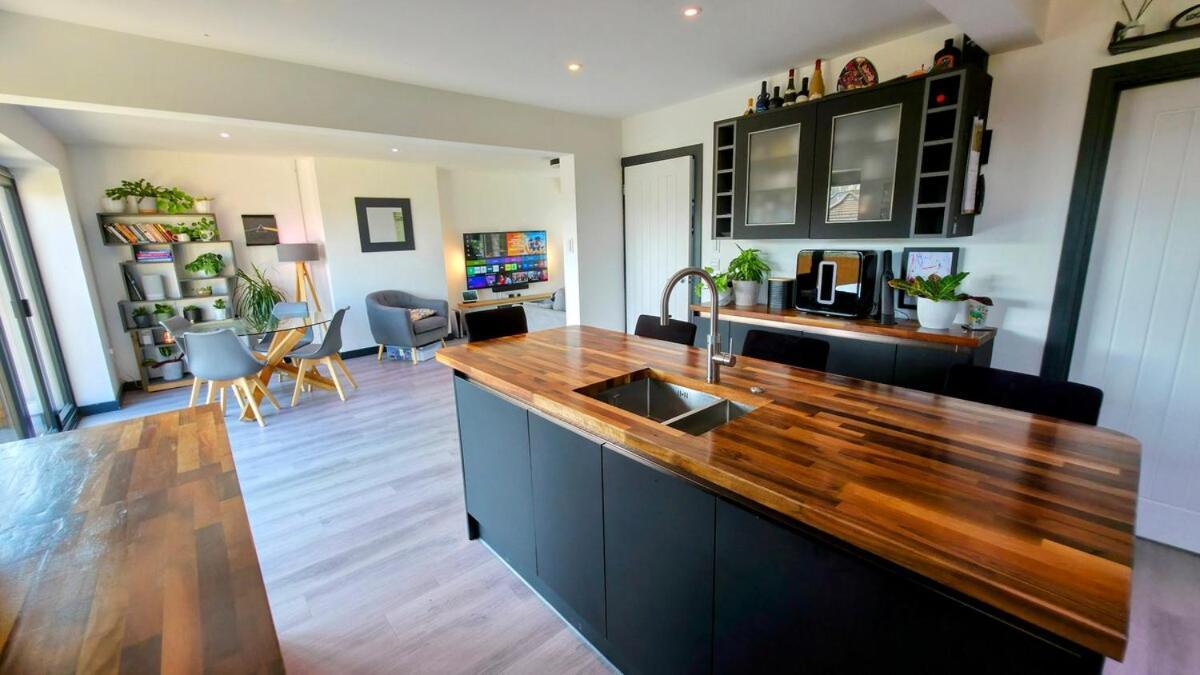 Stylish, Modern Holiday home Cardiff