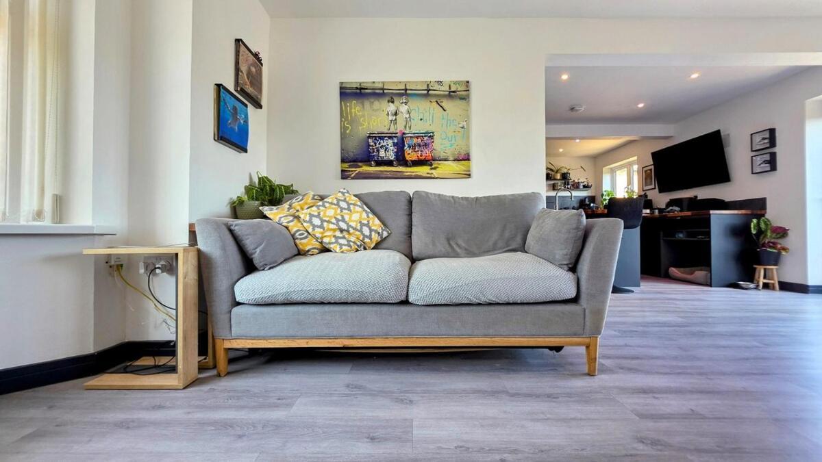 Stylish, Modern Holiday home Cardiff