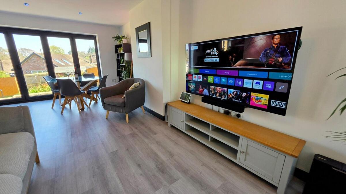 Stylish, Modern Holiday home Cardiff